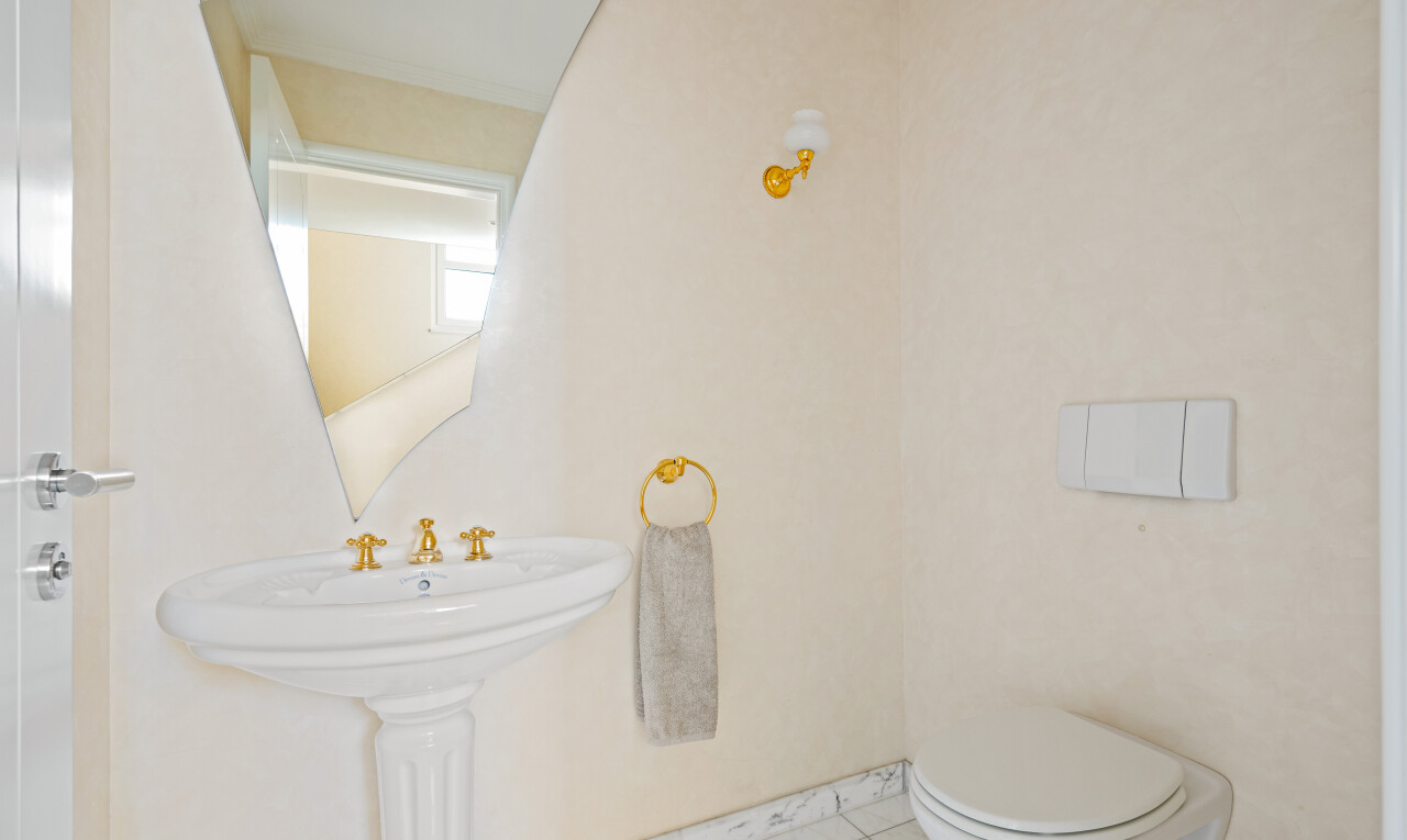 salle de bains avec miroir, toilette, inside property, tile floor, et sol en carrelage