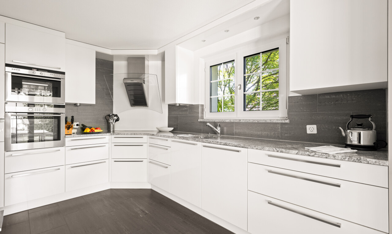 küche mit küchenrückwand beim herd, küchenrückwand beim Herd, schränke mit flachen paneelen, flat panel cabinets, und dark floor