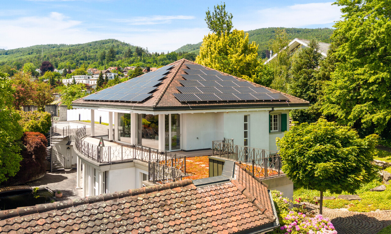 außenansicht mit treppen, solaranlage, day time, property visible, und stuckverkleidung