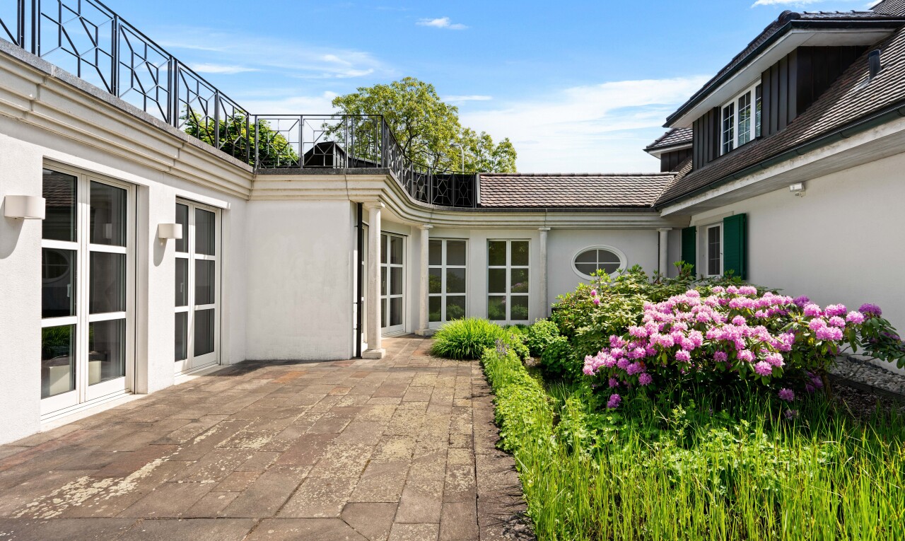 außenansicht mit from property, stuckverkleidung, day time, und französische türen