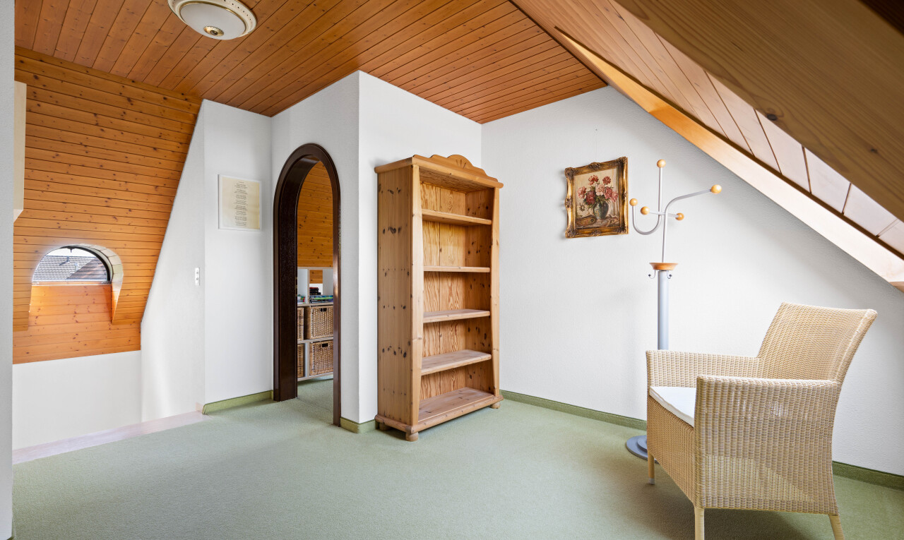 chambre avec wood ceiling, plafond en bois, drywall, cloison sèche, et carpet