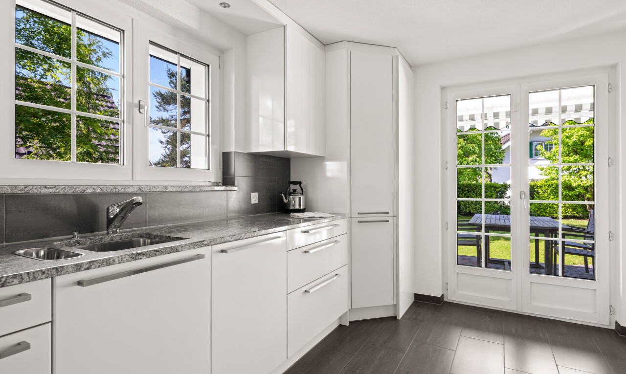 cuisine avec lumière naturelle, natural light, armoires blanches, white cabinets, et inside property