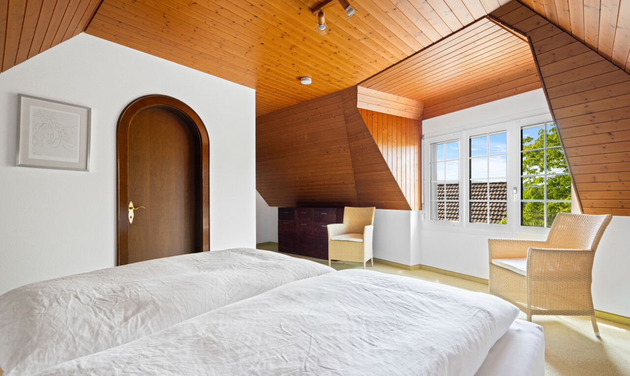 chambre avec wood ceiling, plafond en bois, vaulted ceiling, plafond voûté, et inside property
