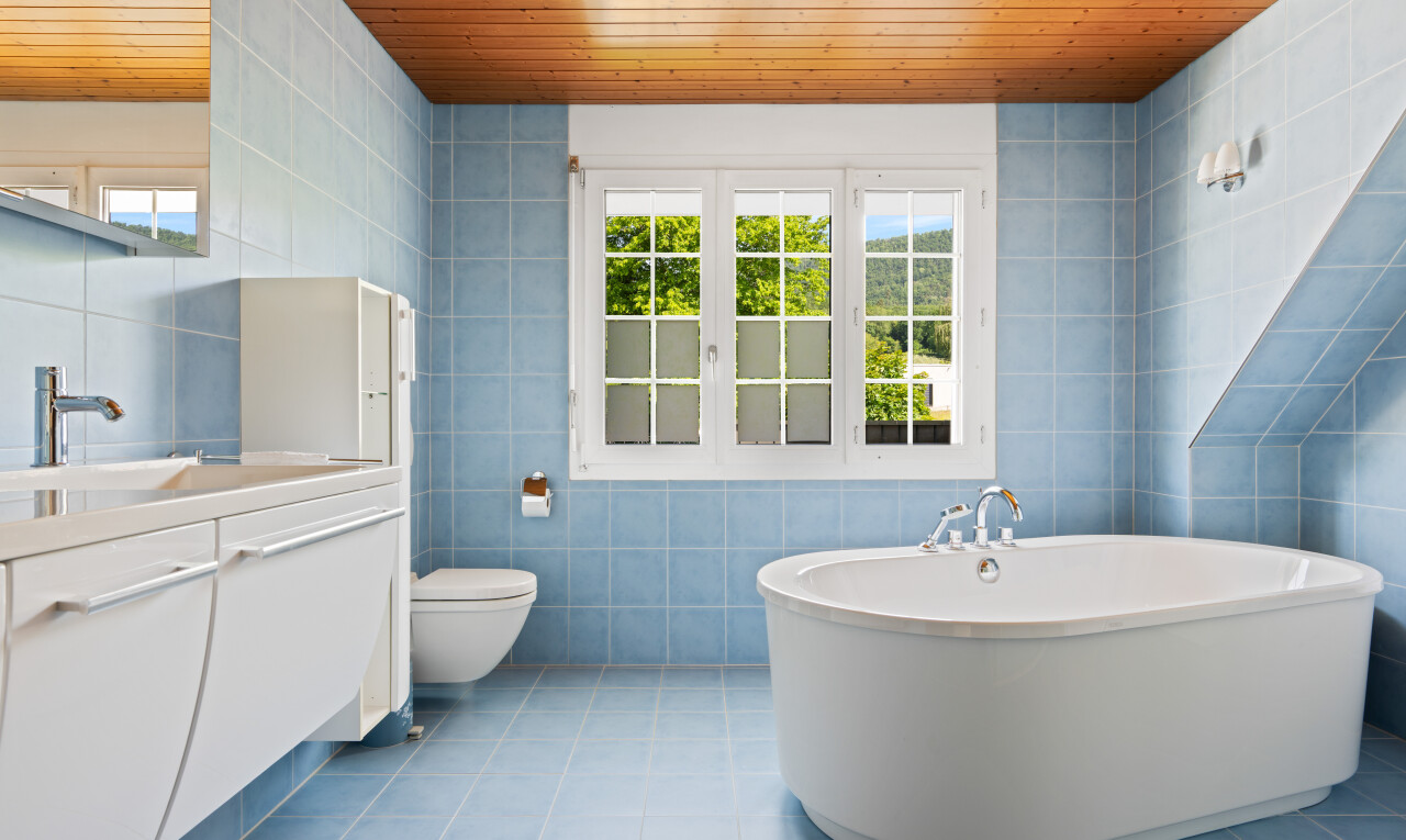 bad mit fliesenwand, tile wall, komplettes badezimmer, holzdecke, und wood ceiling