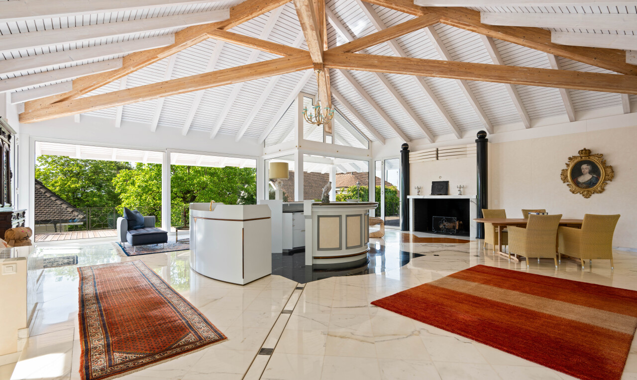 wohnzimmer mit gipskartonwand, drywall, holzofen, marble tile, und kathedralendecke