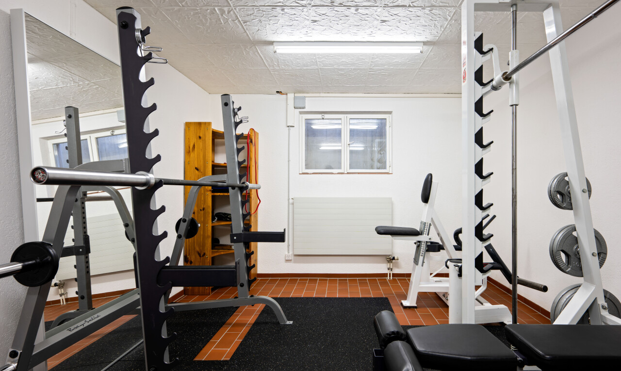gym avec drywall, cloison sèche, et inside property