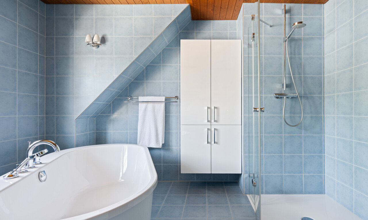 bad mit dusche, tile wall, fliesenwand, dark floor, und komplettes badezimmer