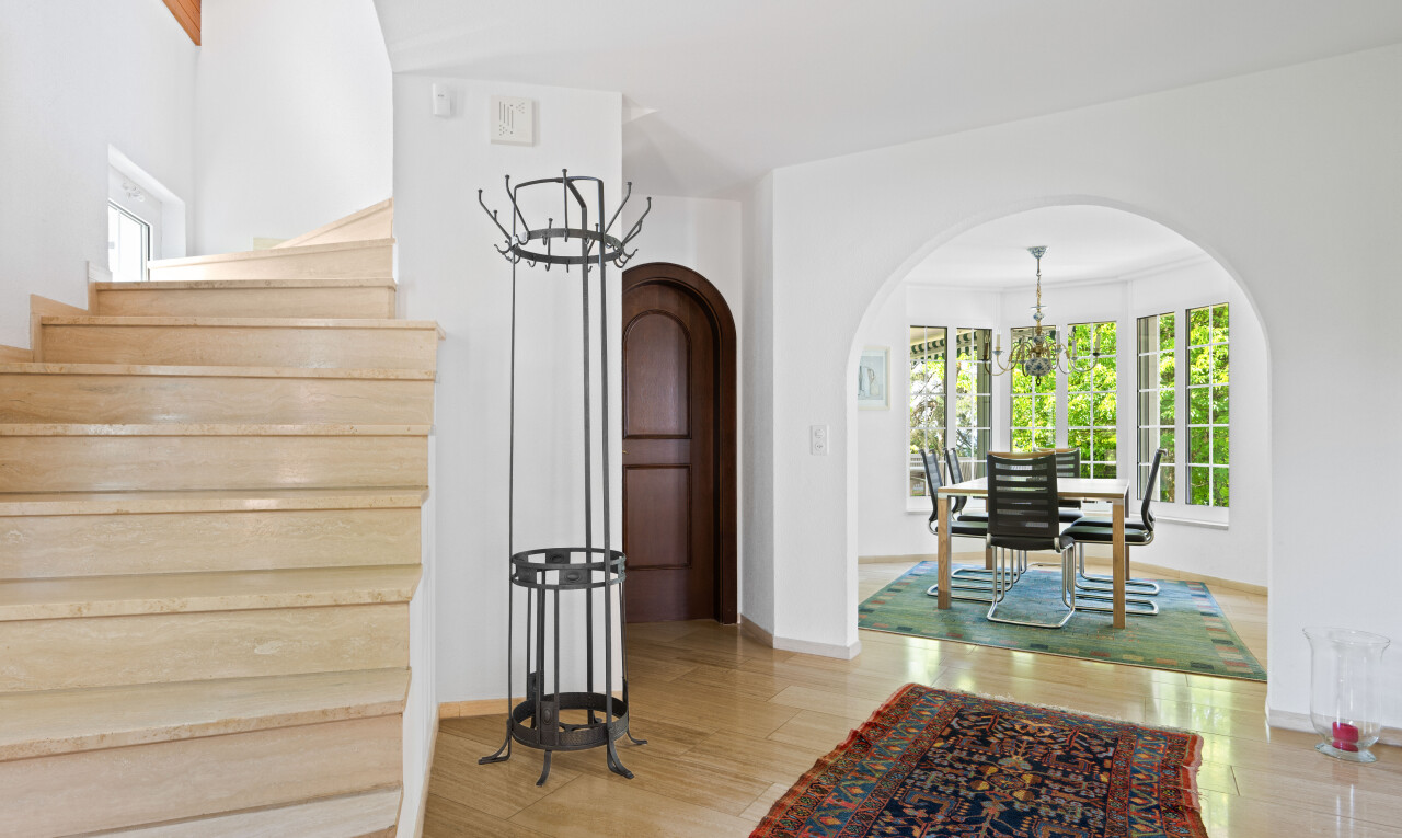treppe mit gewölbte gehwege, natürliches licht, natural light, bemerkenswerter kronleuchter, und treppen