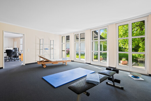 fitnessstudio mit carpet, inside community, natural light, und drywall