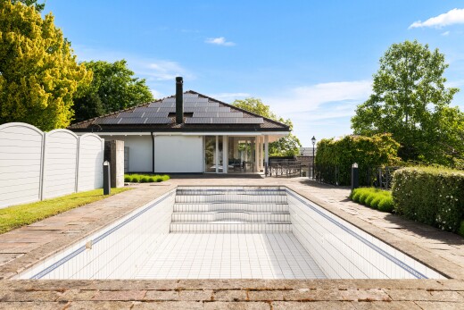 außenansicht mit from property, day time, solaranlage, und schwimmbad
