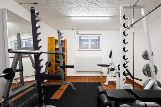 fitnessstudio mit drywall, gipskartonwand, und inside property
