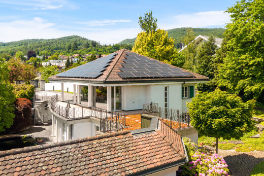 außenansicht mit treppen, solaranlage, day time, property visible, und stuckverkleidung