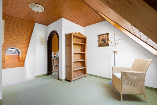 zimmer / schlafzimmer mit wood ceiling, holzdecke, drywall, gipskartonwand, und carpet