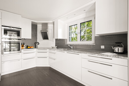 küche mit küchenrückwand beim herd, küchenrückwand beim Herd, schränke mit flachen paneelen, flat panel cabinets, und dark floor