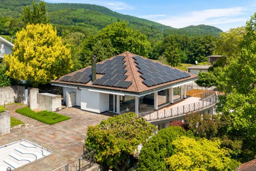 außenansicht mit forest view, waldblick, solaranlage, day time, und zaun