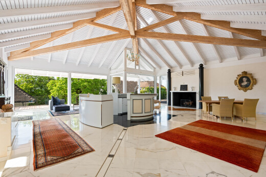 wohnzimmer mit gipskartonwand, drywall, holzofen, marble tile, und kathedralendecke