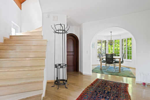 treppe mit gewölbte gehwege, natürliches licht, natural light, bemerkenswerter kronleuchter, und treppen