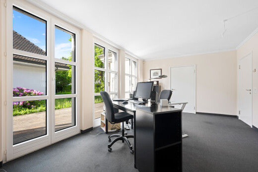 büro mit inside property, drywall, gipskartonwand, bürobereich, und natural light