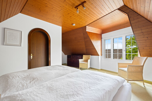 zimmer / schlafzimmer mit wood ceiling, holzdecke, vaulted ceiling, dachschräge, und inside property