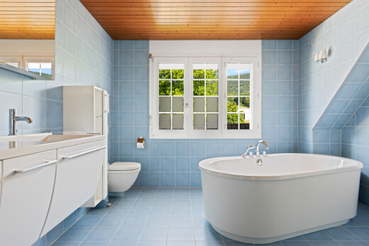 bad mit fliesenwand, tile wall, komplettes badezimmer, holzdecke, und wood ceiling