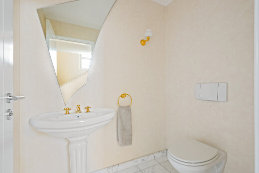 bad mit spiegel, gäste-wc, inside property, tile floor, und fliesenboden