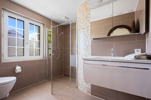 bad mit komplettes badezimmer, fliesenwand, tile wall, schminktisch, und dusche