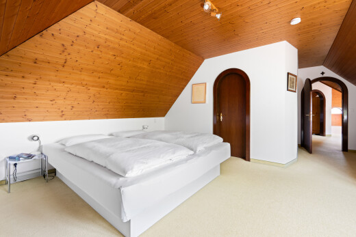zimmer / schlafzimmer mit kathedralendecke, cathedral ceiling, dachschräge, vaulted ceiling, und gipskartonwand