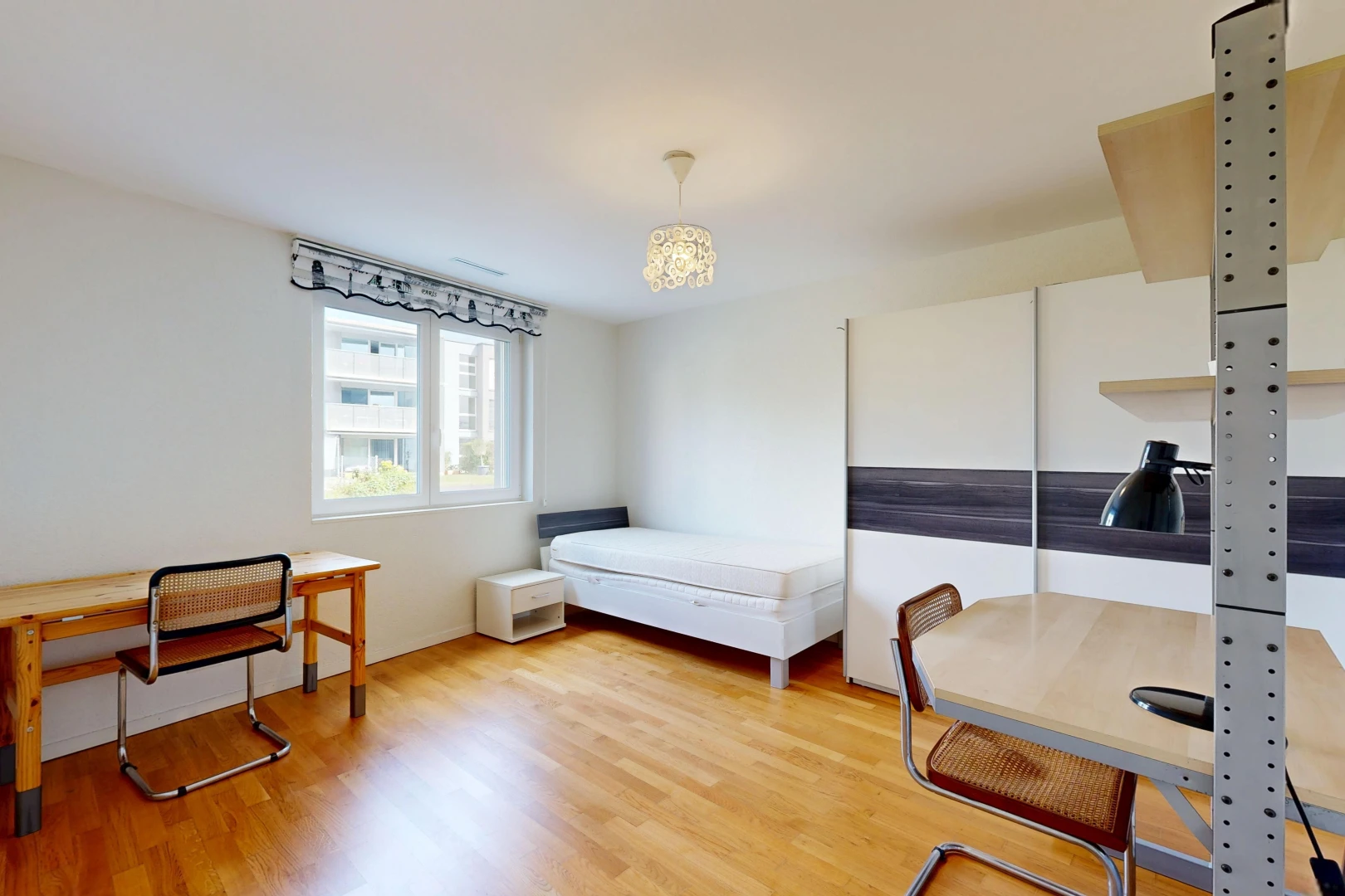 chambre avec espace bureau, inside property, sol en finition bois, wood finish floor, et cloison sèche