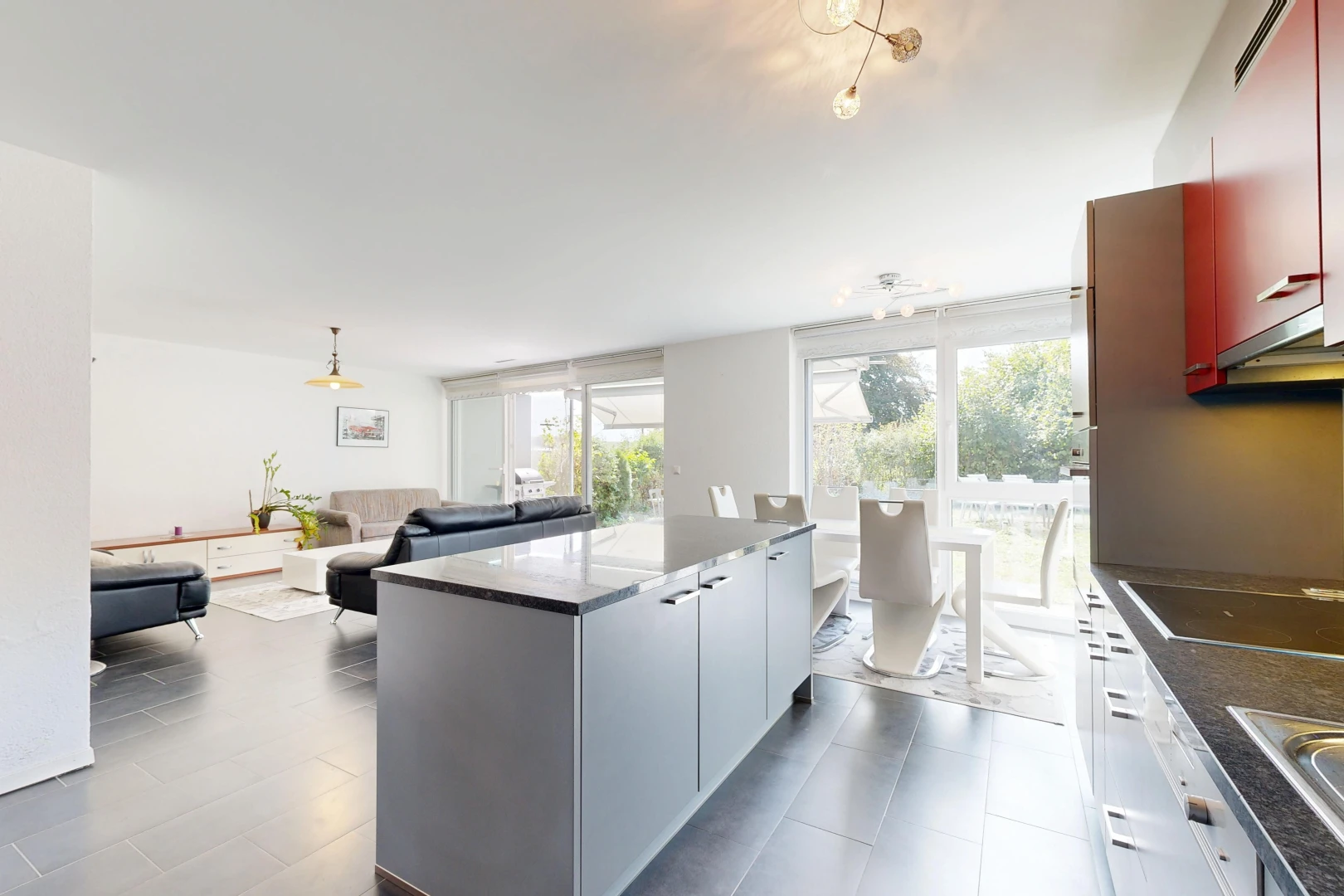 cuisine avec dark countertops, dark floor, two tone kitchen, opens to living area, et ouvert sur l'espace de vie
