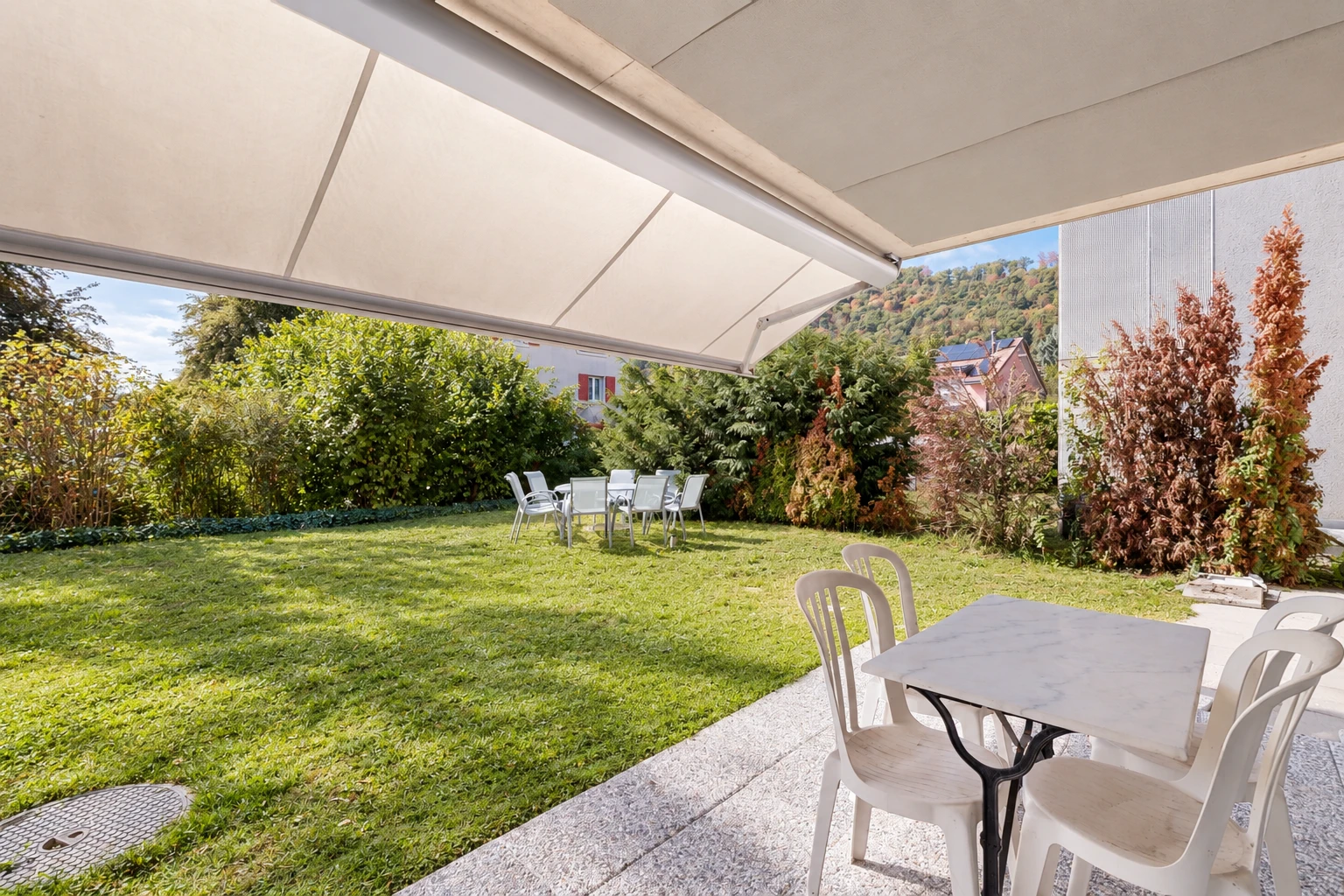 terrasse avec coin repas extérieur, pelouse, day time, from property, et terrasse