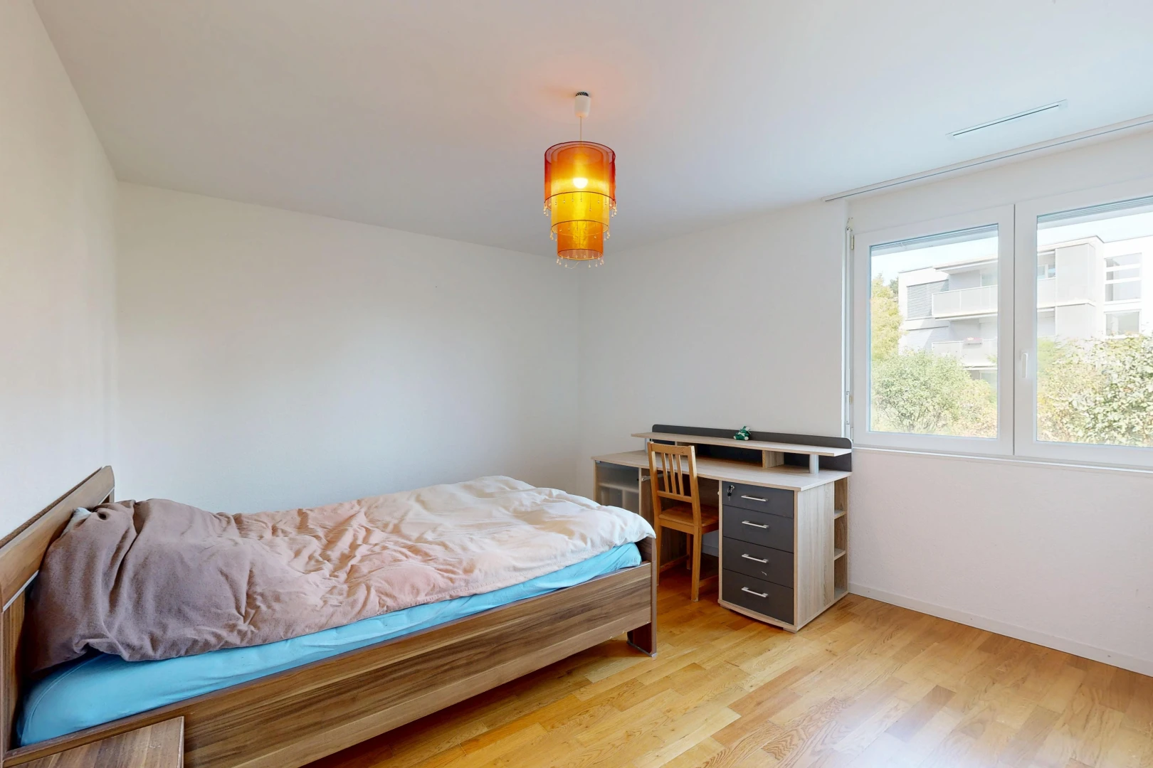 chambre avec drywall, cloison sèche, espace bureau, wood finish floor, et sol en finition bois