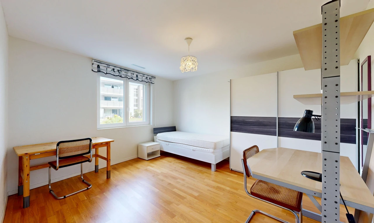 chambre avec espace bureau, inside property, sol en finition bois, wood finish floor, et cloison sèche