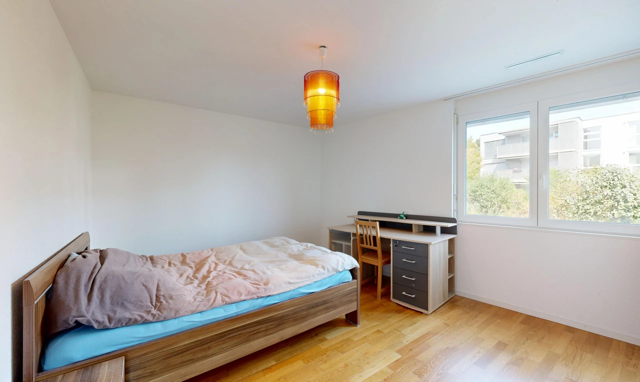 chambre avec drywall, cloison sèche, espace bureau, wood finish floor, et sol en finition bois