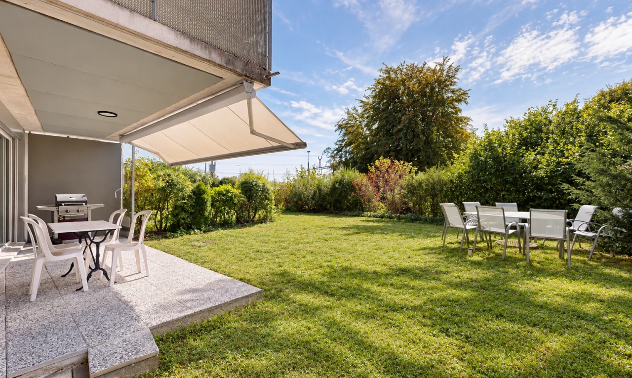 jardin avec coin repas extérieur, terrasse, from property, gril, et pelouse