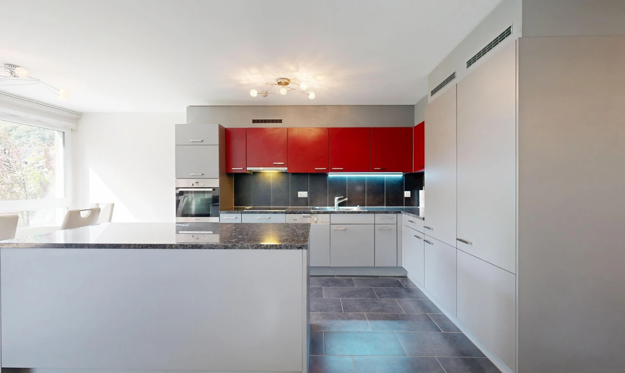 cuisine avec two tone kitchen, dark floor, dark countertops, red cabinets, et armoires rouges