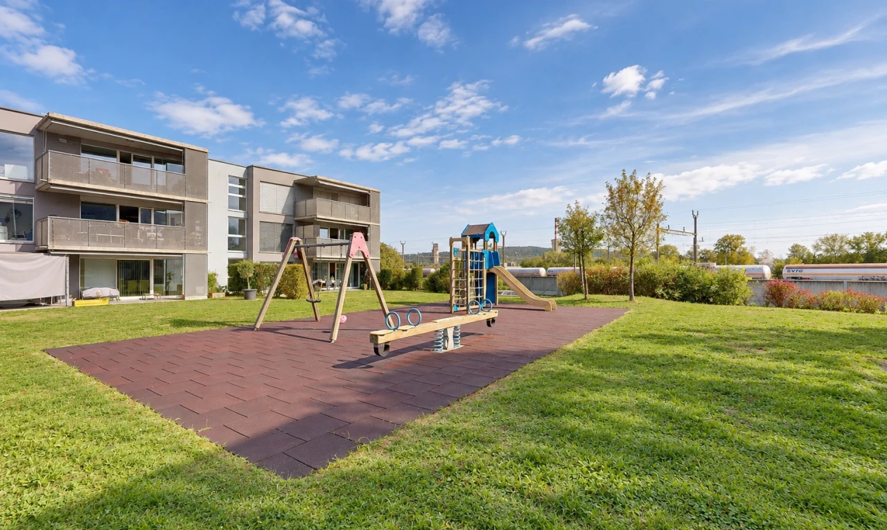 jardin avec from community, aire de jeux, pelouse, et day time