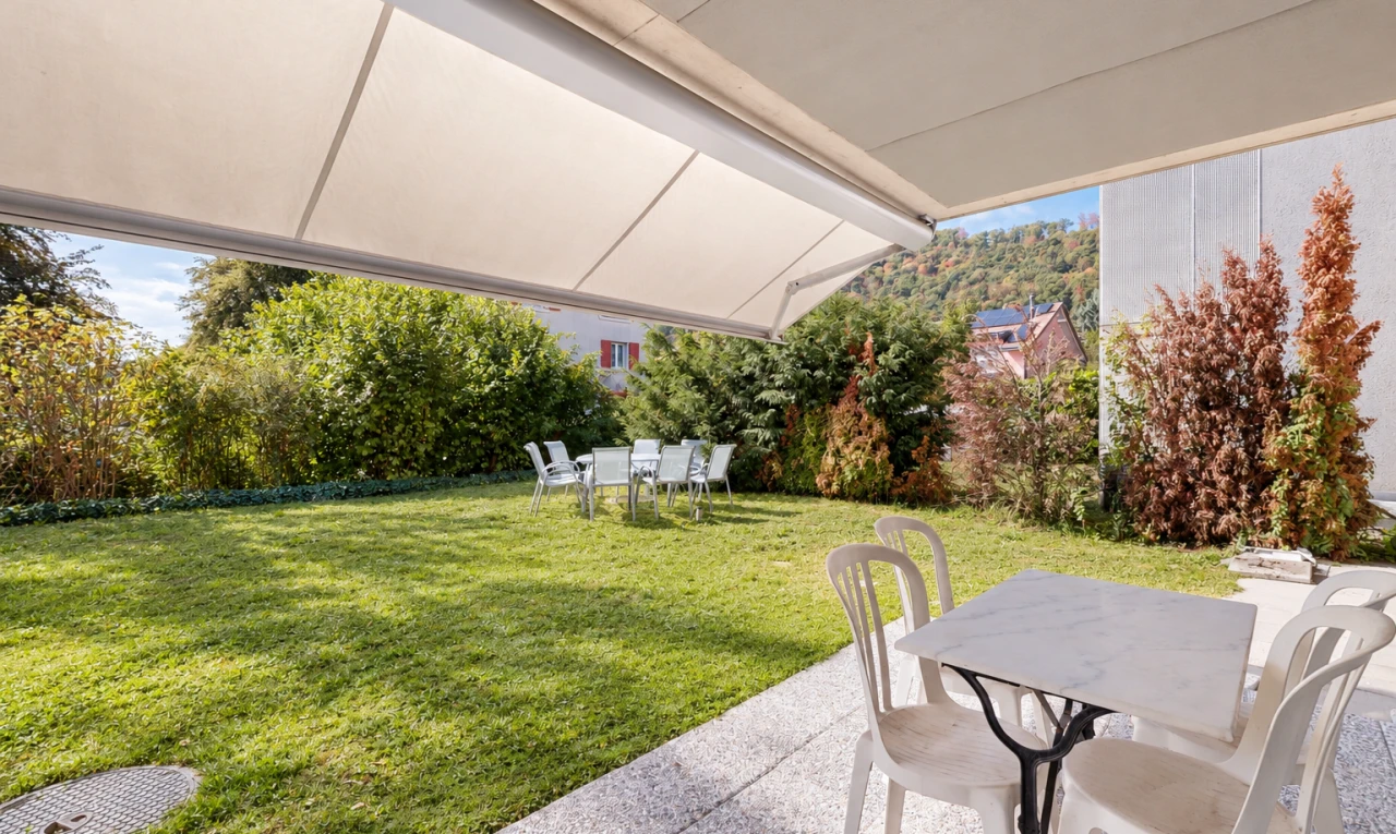 terrasse avec coin repas extérieur, pelouse, day time, from property, et terrasse