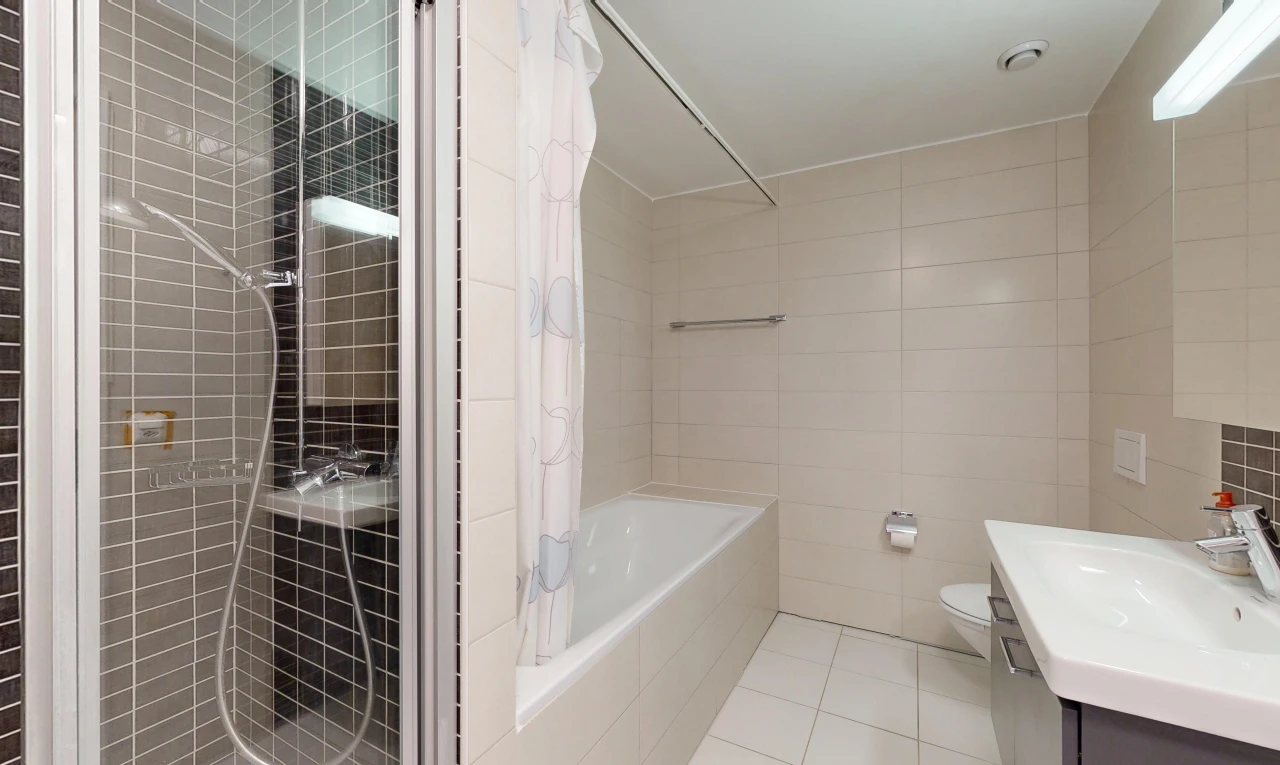 salle de bains avec douche, salle de bain complète, mur en carrelage, tile wall, et lavabo (ou coiffeuse selon le contexte)