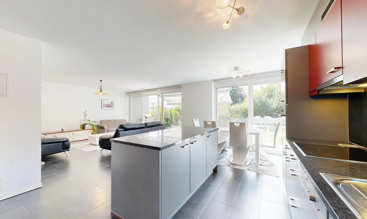 cuisine avec dark countertops, dark floor, two tone kitchen, opens to living area, et ouvert sur l'espace de vie