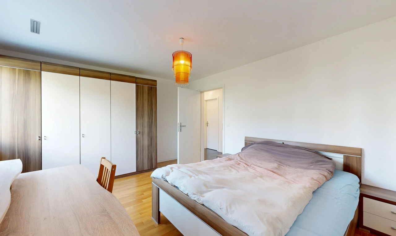 chambre avec drywall, cloison sèche, placard, wood finish floor, et sol en finition bois
