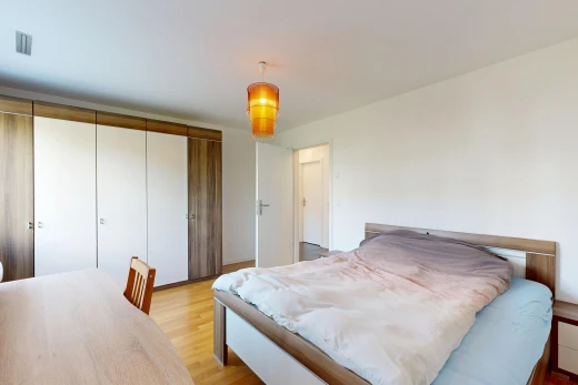 chambre avec drywall, cloison sèche, placard, wood finish floor, et sol en finition bois
