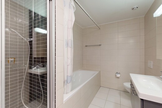 salle de bains avec douche, salle de bain complète, mur en carrelage, tile wall, et lavabo (ou coiffeuse selon le contexte)