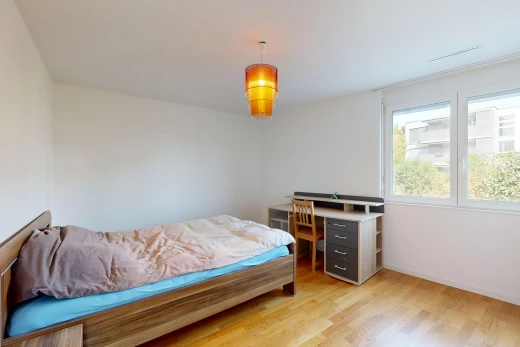 chambre avec drywall, cloison sèche, espace bureau, wood finish floor, et sol en finition bois