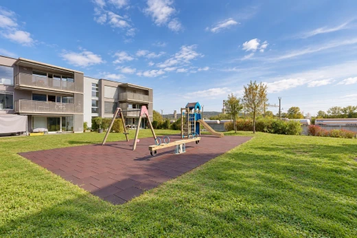 jardin avec from community, aire de jeux, pelouse, et day time