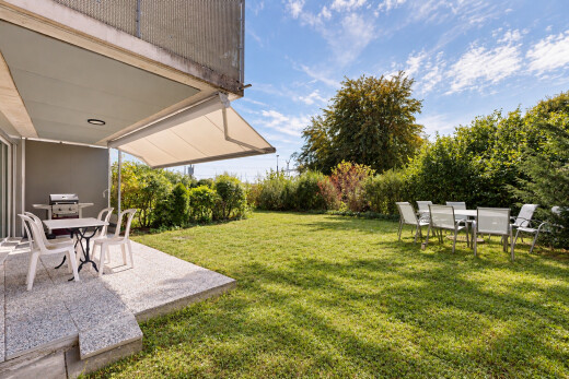 jardin avec coin repas extérieur, terrasse, from property, gril, et pelouse