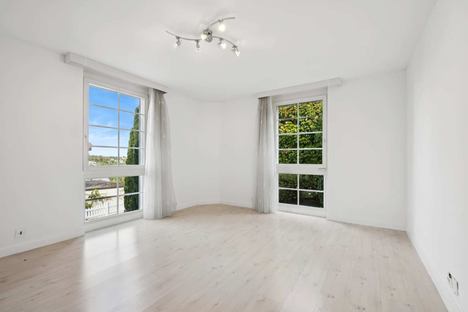 leerer raum mit gipskartonwand, drywall, day time, natürliches licht, und holzfußboden
