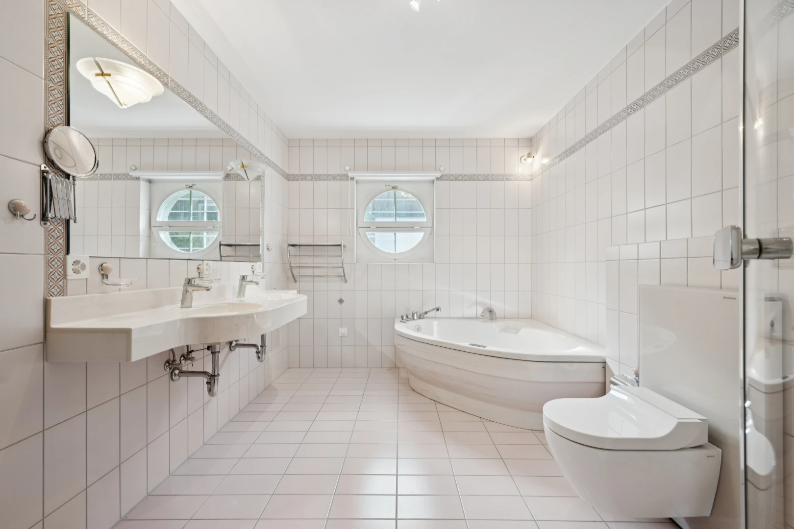 bad mit fliesenwand, tile wall, komplettes badezimmer, bad, und fliesenboden
