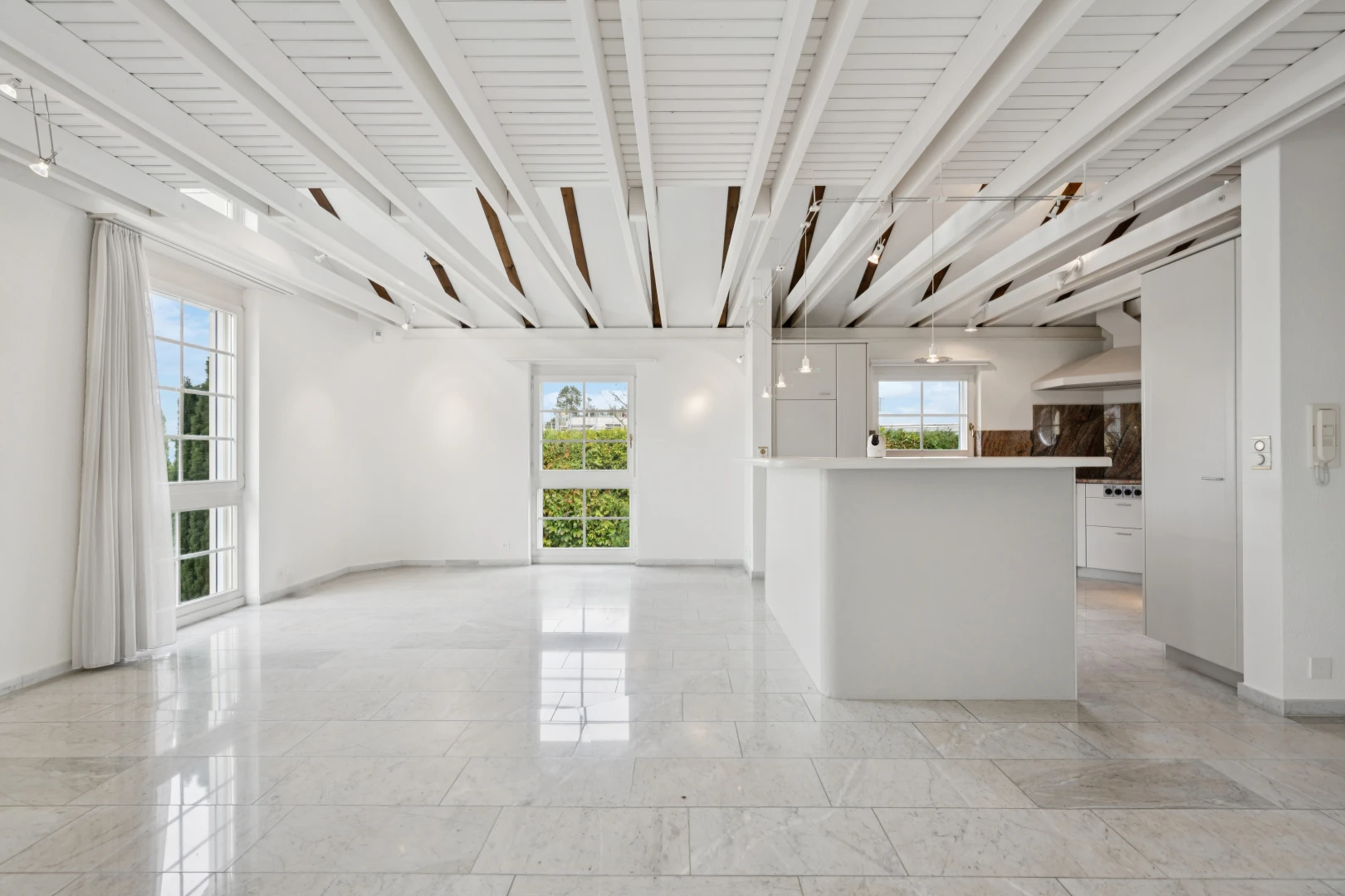 leerer raum mit light floor, gipskartonwand, drywall, high end ceiling, und balkendecke