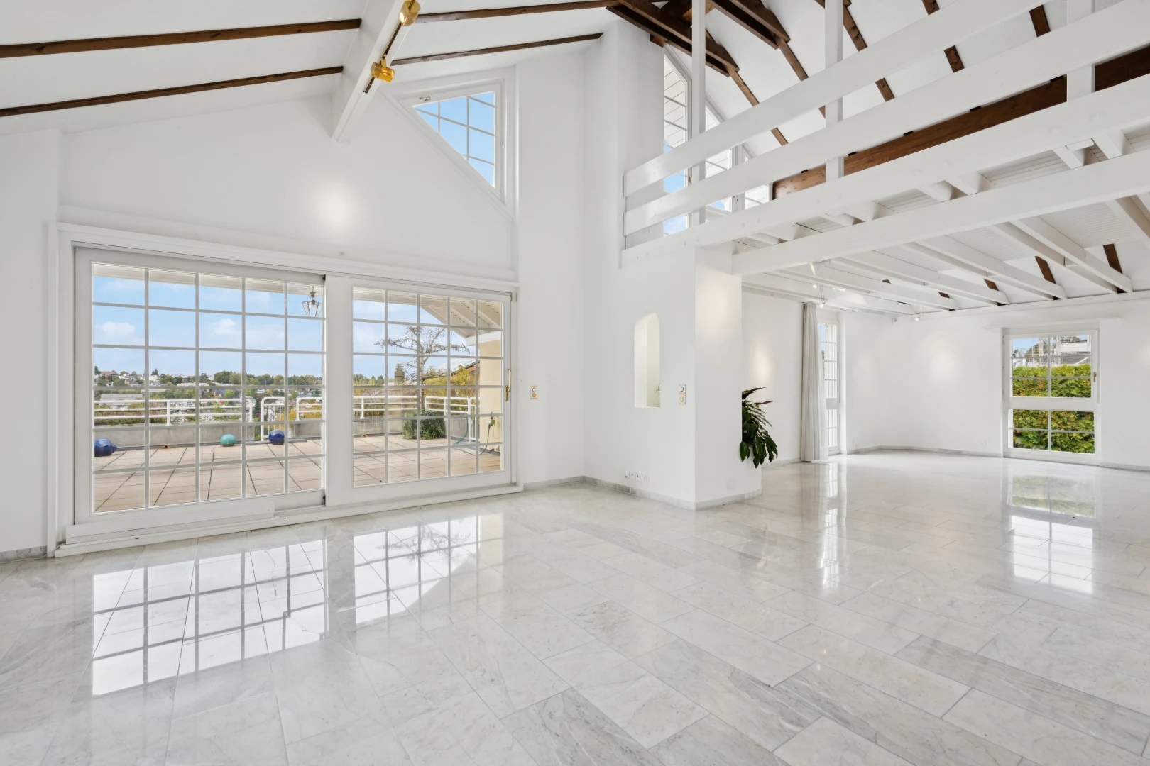 leerer raum mit natürliches licht, day time, hohe decke, high ceiling, und light floor
