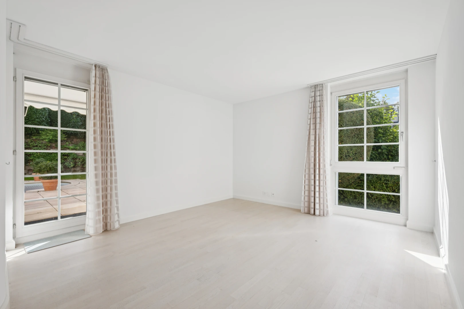 leerer raum mit gipskartonwand, drywall, außenzugang, inside property, und holzfußboden
